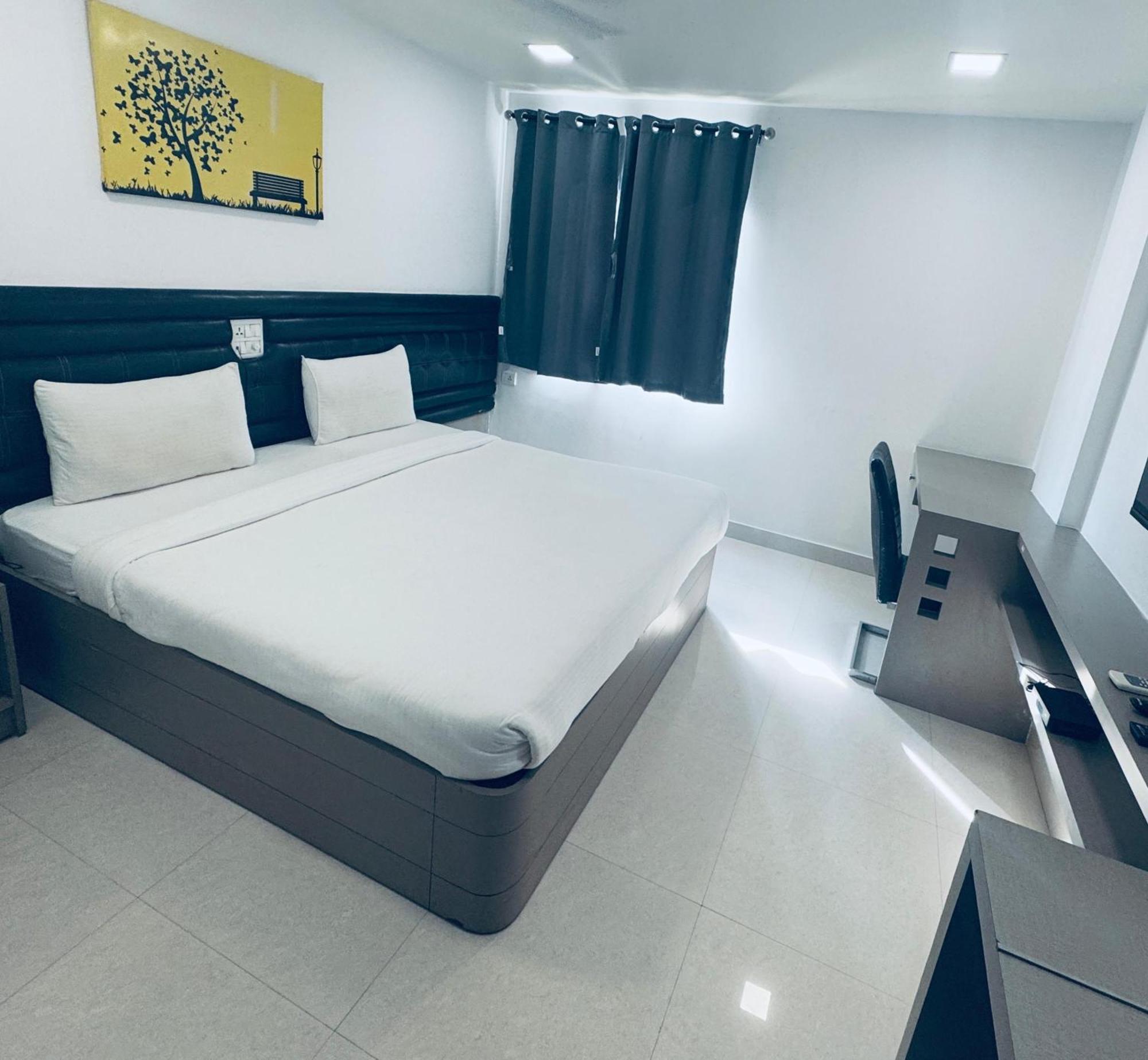 La Riviera Suites Hyderabad Exterior photo